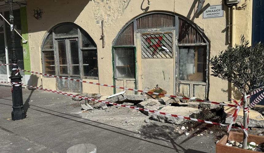 Ρέθυμνο: Κατέρρευσε τμήμα κτιρίου σε κεντρικό δρόμο - Από θαύμα δεν υπήρξαν θύματα