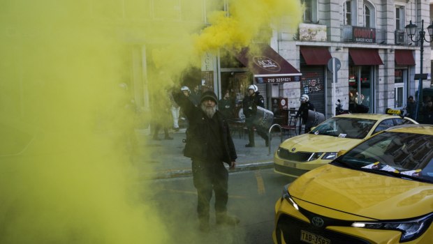 Όλοι εναντίον όλων γύρω από το ερανιστικό νομοσχέδιο του υπουργείου Μεταφορών