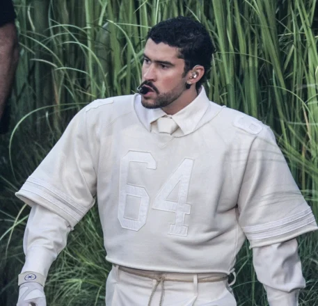 Bad Bunny: Τι συμβολίζει ο αριθμός «64» στο φούτερ που φόρεσε στο ημίχρονο του Super Bowl