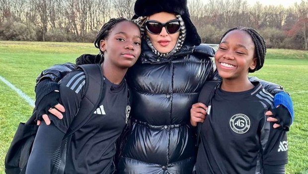 Οι δίδυμες κόρες της Μαντόνα παίζουν ποδόσφαιρο στην Τότεναμ - Η στενή σχέση της ποπ σταρ με το άθλημα