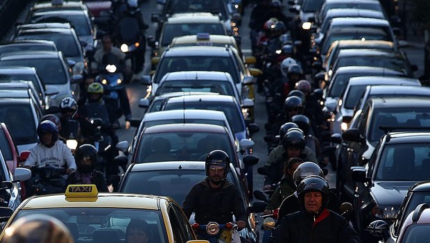 Αυξημένη κίνηση στους δρόμους της Αττικής - Μεγάλες καθυστερήσεις στην Περιφερειακή Αιγάλεω λόγω τροχαίου