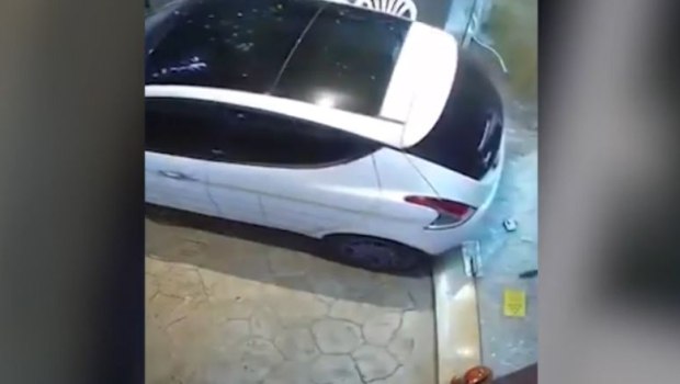 Βάρη: Εμβόλισαν με αυτοκίνητο κατάστημα για να το ληστέψουν – Βίντεο ντοκουμέντο