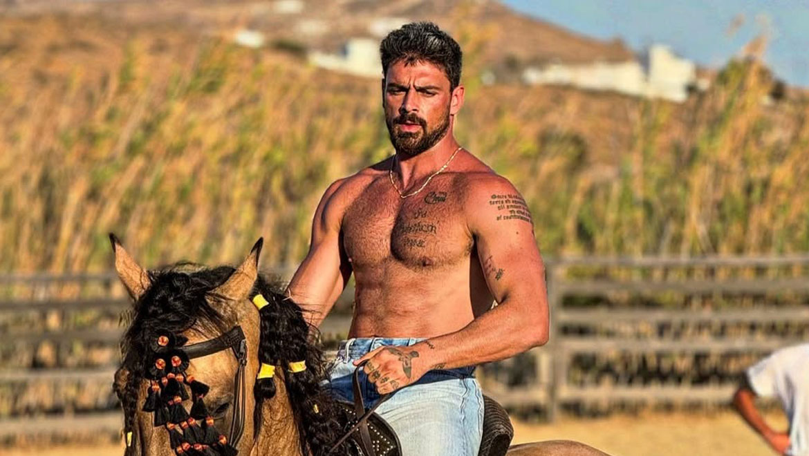 Ο Michele Morrone «έβαλε φωτιά» στο Instagram: Η γυμνή φωτογραφία στην καρέκλα που προκάλεσε πανικό!