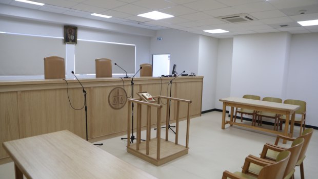 Ξεκίνησε η δίκη για τον βιασμό 19χρονης από δύο αστυνομικούς του ΑΤ Ομόνοιας - Έβγαλε τη ζώνη του, είχε και το όπλο υπηρεσίας