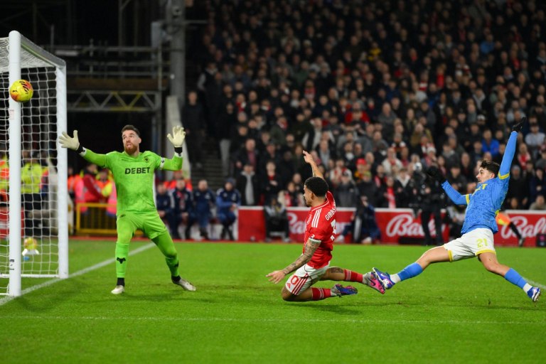 Νότιγχαμ Φόρεστ – Γουλβς 0-0: «Σφυροκόπημα» των Reds με 35 τελικές, αλλά…