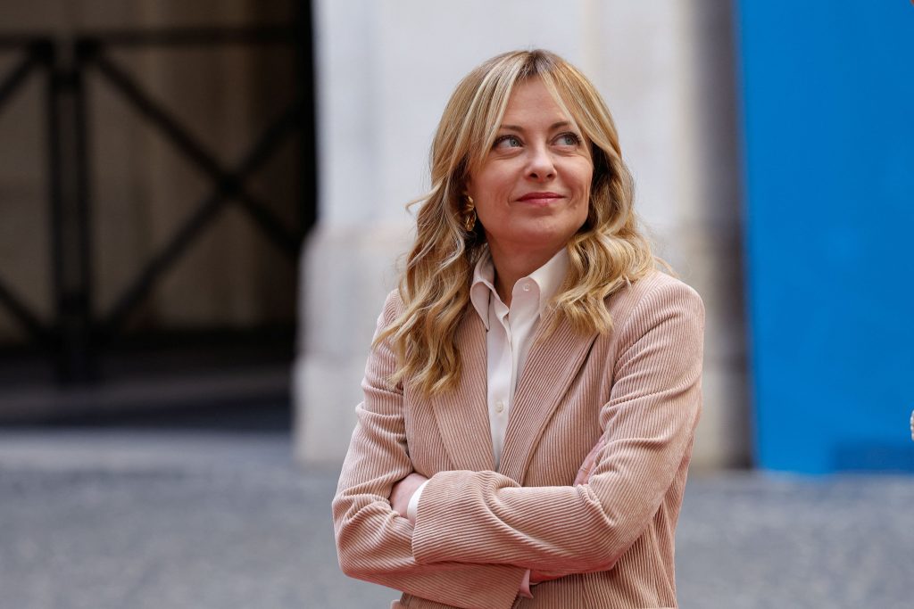 Μελόνι: Σχεδιάζει αυστηρότερα μέτρα  για το μεταναστευτικό