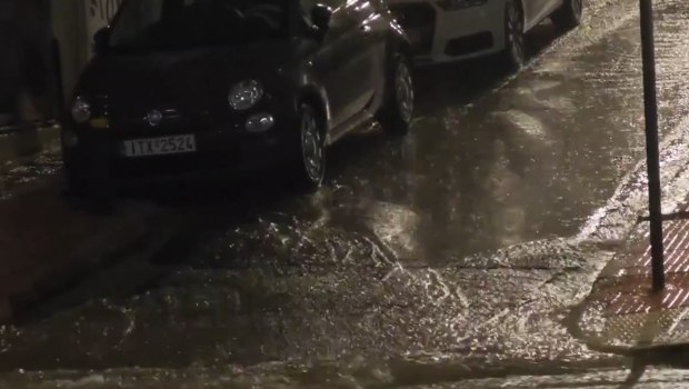 Κακοκαιρία: Υπερχείλισε ρέμα στο Πικέρμι - Καθίζηση στο Πολύγωνο - Διακοπές κυκλοφορίας