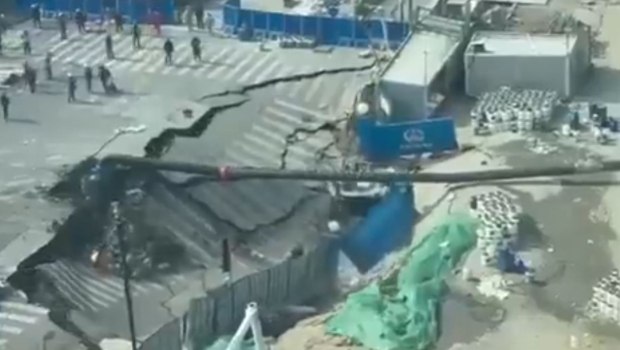 Σανγκάη: Βίντεο που κόβει την ανάσα - Τεράστια καθίζηση «καταπίνει» δρόμο