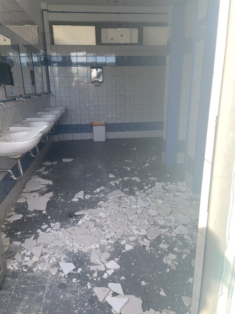 Παλαιό Φάληρο: Πτώση σοβάδων σε τουαλέτες δημοτικού σχολείου - Από τύχη δεν υπήρξε τραυματισμός