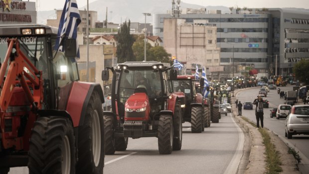 Αγρότες: Σε εξέλιξη η απόβαση στην Αθήνα - Υποδοχή από τους εργαζόμενους στο Σύνταγμα