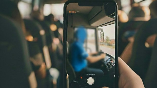 ΚΤΕΛ Θεσσαλονίκης: Επιβάτης τραβάει βίντεο τον οδηγό που παίζει με το κινητό του - Τον απέλυσαν [βίντεο]