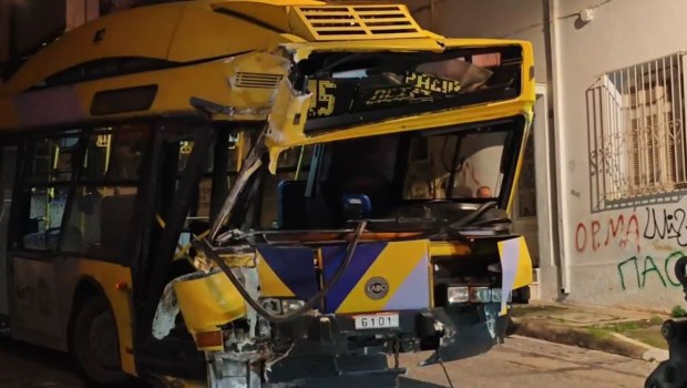 Τροχαίο με τρόλεϊ στα Άνω Πετράλωνα - Έπεσε πάνω σε πολυκατοικία