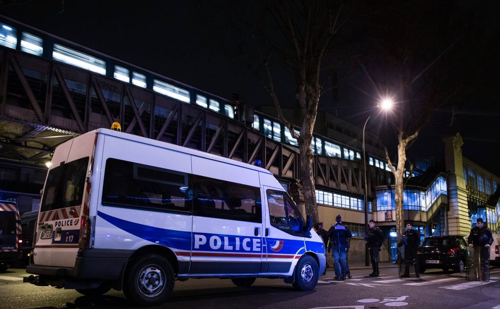 Παρίσι: Αστυνομικοί πυροβόλησαν άνδρα που τους απείλησε με μαχαίρι κοντά στην Αψίδα του Θριάμβου