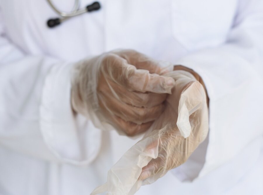 Νέοι γιατροί: Αντί για λευκή μπλούζα, βάζουν το «χακί»