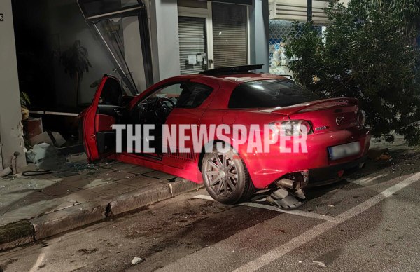 Βόλος: Τρομακτικό τροχαίο - Αυτοκίνητο έπεσε πάνω σε δύο ΙΧ και καρφώθηκε μέσα σε φροντιστήριο