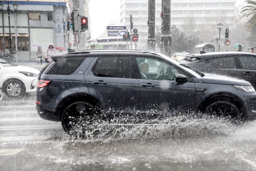 ΒΡΟΧΗ ΣΤΗΝ ΑΘΗΝΑ (ΓΙΑΝΝΗΣ ΠΑΝΑΓΟΠΟΥΛΟΣ / EUROKINISSI)