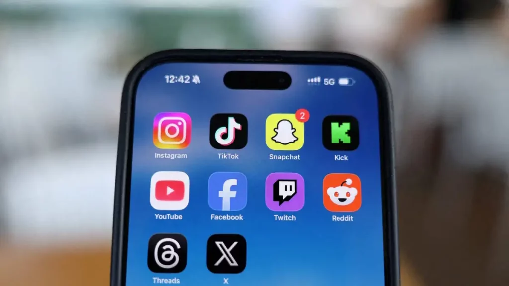 Πολιτικοί στα ψηφιακά χαρακώματα