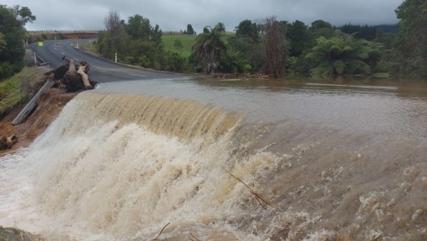 Η Νέα Ζηλανδία στο έλεος νέων καταιγίδων και ισχυρών ανέμων μετά από πλημμύρες με έναν νεκρό