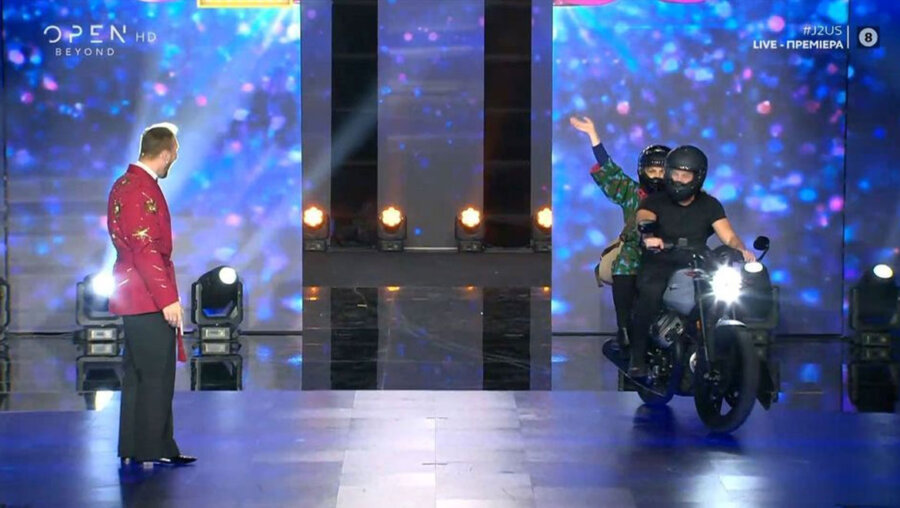 J2US: Βίκυ Σταυροπούλου και Αλέξης Γεωργούλης εισέβαλαν στο πλατό με μηχανή σαν άλλοι...Στέλλα και Σωτήρης!