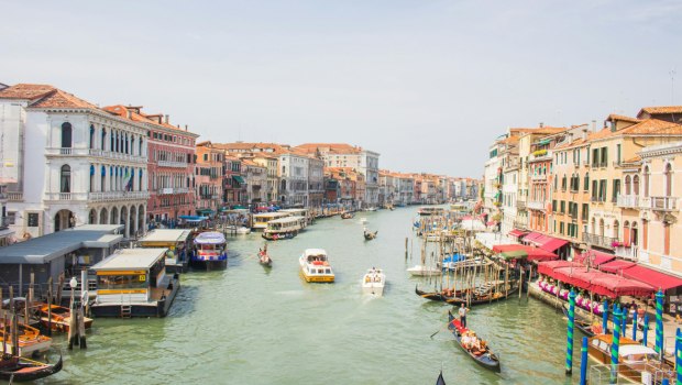 Βενετία: Η στιγμή που ταχύπλοο συγκρούεται με γόνδολες - Στο νερό τουρίστες