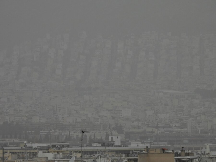 Η αφρικανική σκόνη «πνίγει» την Αττική: «Εξαφανίστηκαν» Ακρόπολη και Λυκαβηττός - Πότε θα υποχωρήσει το φαινόμενο