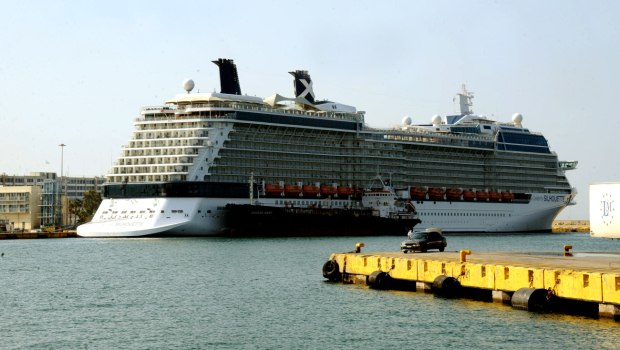 Αναστάτωση στον Πειραιά: Ακυβέρνητο κρουαζιερόπλοιο λόγω βλάβης - Το προσέδεσαν ρυμουλκά