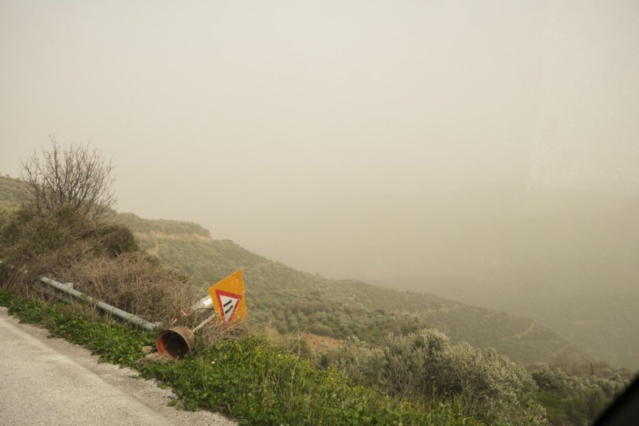 Αφρικανική σκόνη: «Κατάπιε» μεγάλο μέρος της χώρας - Πού καταγράφονται οι υψηλότερες συγκεντρώσεις