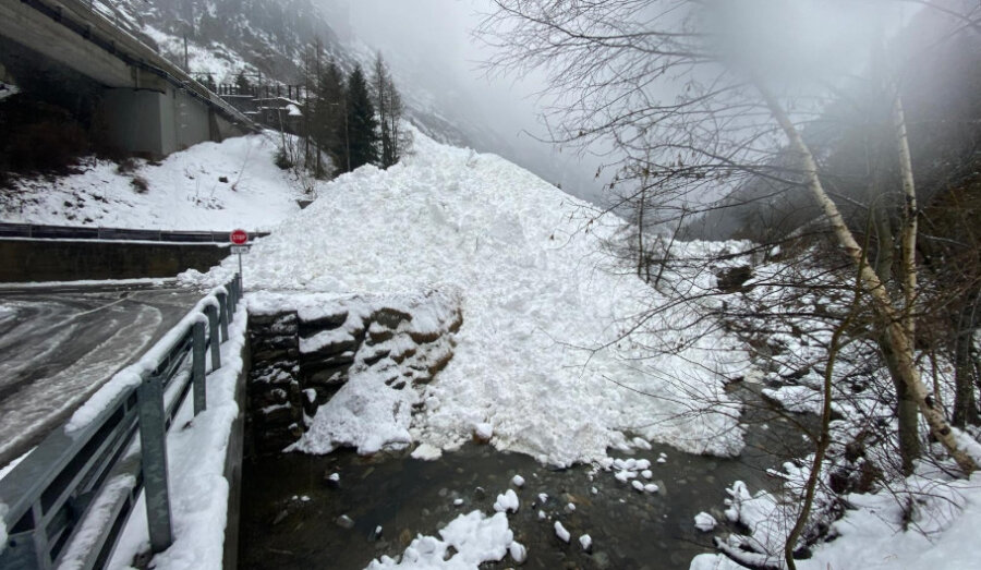 Ελβετία: Τρένο εκτροχιάστηκε μετά από χιονοστιβάδα – Φόβοι για θύματα