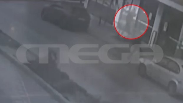 Ληστεία σούπερ μάρκετ: Η στιγμή που ο δράστης εισέρχεται στην επιχείρηση κρατώντας όπλο