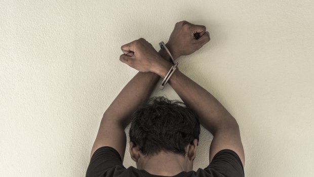 «Τα έχουμε χάσει» - Σε σοκ ο πατέρας του 20χρονου που κατηγορείται ότι βίασε ανήλικο και το βιντεοσκοπούσε