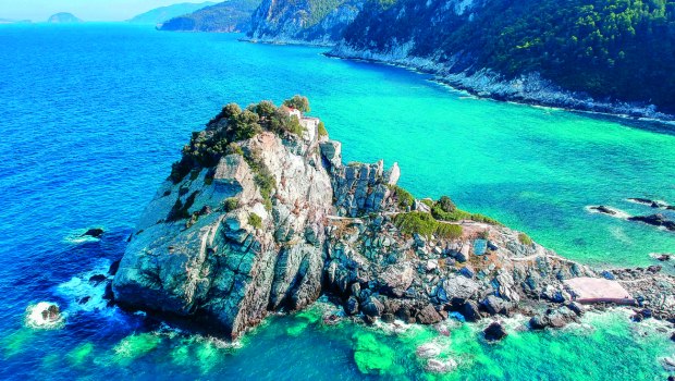 Σκόπελος: Αυτό το ελληνικό νησί είναι μεταξύ των κορυφαίων προορισμών του κόσμου για «slow travel»