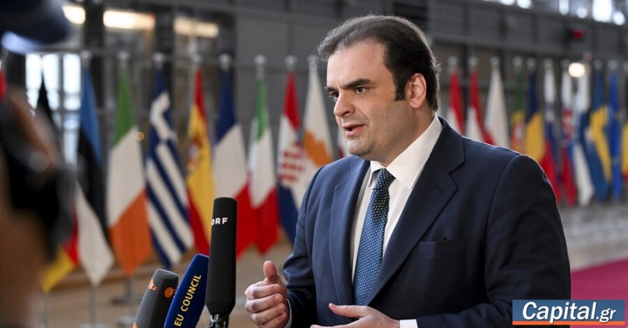 Ο διεθνής ρόλος του ευρώ είναι υπαρξιακής σημασίας για την...