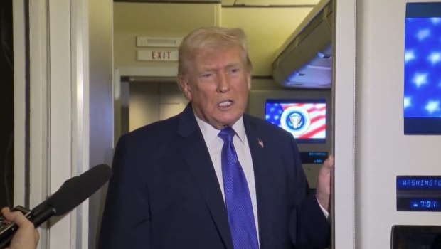 Ο Τραμπ απειλεί εκ νέου το Ιράν ότι θα υποστεί «συνέπειες» εάν δεν κλείσει συμφωνία