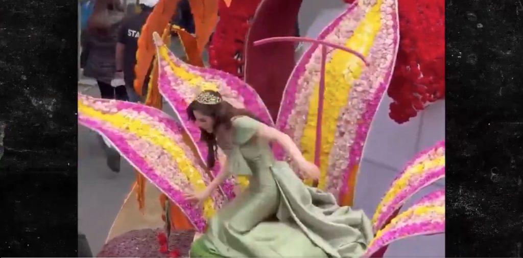 Εκουαδόρ: Κατέρρευσε η Μις Υφήλιος ενώ βρισκόταν πάνω σε άρμα κατά τη διάρκεια φεστιβάλ