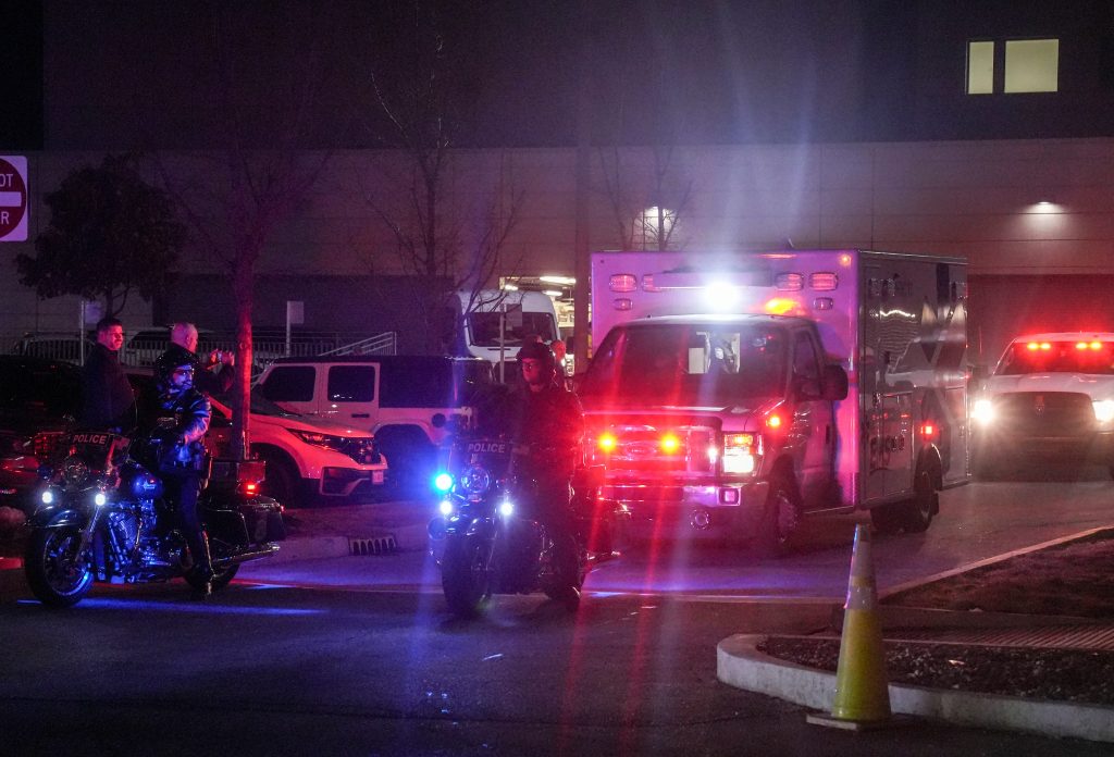 πομπή ασθενοφόρου τη νύχτα