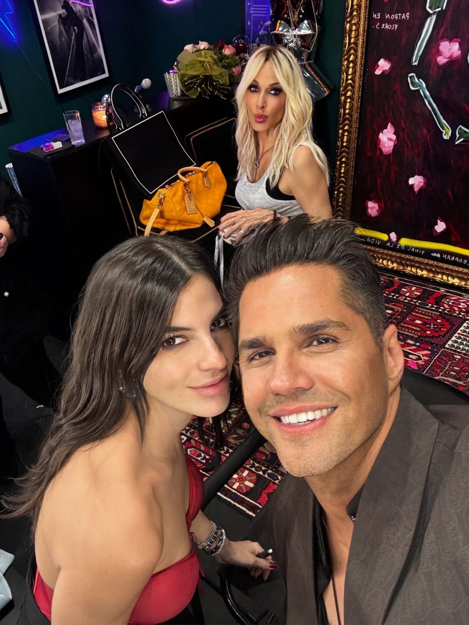 Η Άννα Βίσση υποδέχτηκε τον Γιώργο Τσαλίκη στη σκηνή – Το κλικ με τη Δήμητρα Κούστα στα παρασκήνια