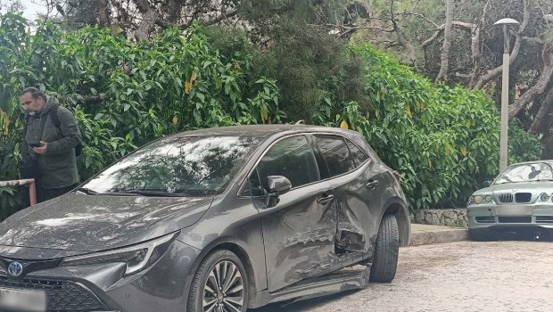 Κολωνάκι: Χειροπέδες σε τραγουδίστρια για οδήγηση υπό την επήρεια αλκοόλ - Ζημιές σε 5 ΙΧ