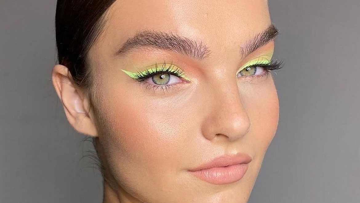Το eyeliner που θα απογειώσει το βλέμμα σου – Βρες την ιδανική απόχρωση για τα μάτια σου