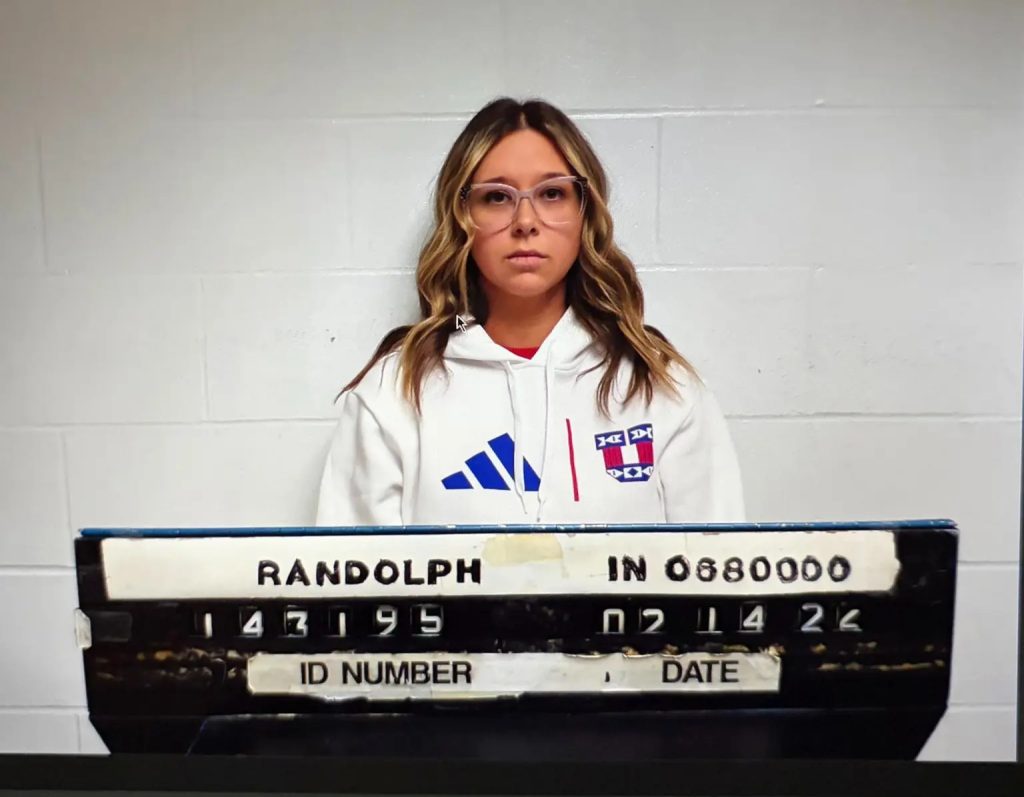 Σεξ με δύο μαθητές έκανε 31χρονη γραμματέας σχολείου – Ο σύζυγός της την έπιασε επ’ αυτοφώρω και την ξυλοκόπησε