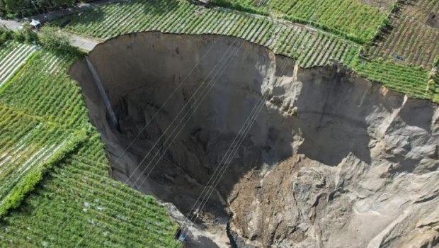 Ινδονησία: Γιγαντιαία καταβόθρα επεκτείνεται και καταπίνει αγροτικές εκτάσεις - Βίντεο