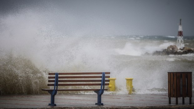 Καιρός: Πτώση θερμοκρασίας, βροχές και θυελλώδεις άνεμοι έως 10 μποφόρ την Τετάρτη