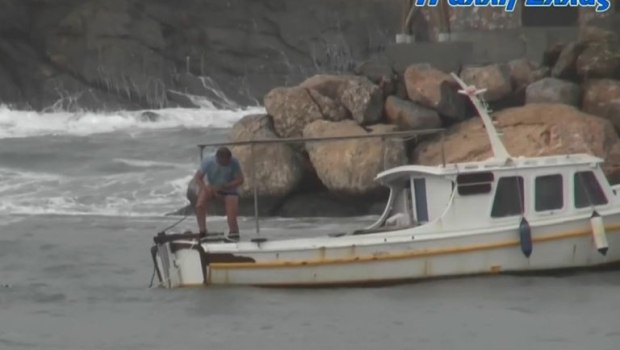 Αστυπάλαια: «Η βάρκα βουλιάζει» - Ψαράς πάλεψε με τα κύματα και τα 10 μποφόρ για να σώσει το καΐκι του
