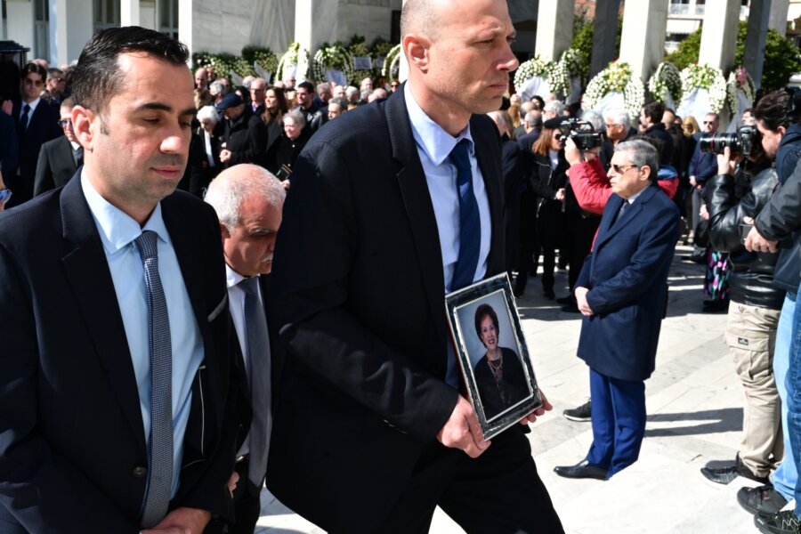 Πλήθος κόσμου στο τελευταίο αντίο στην Άννα Ψαρούδα Μπενάκη