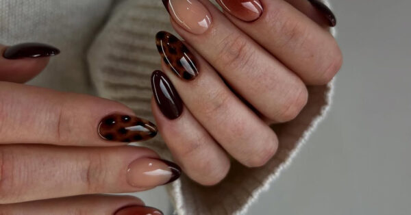 Tortoiseshell Nails: Η τάση στο μανικιούρ που θα βλέπουμε παντού την άνοιξη