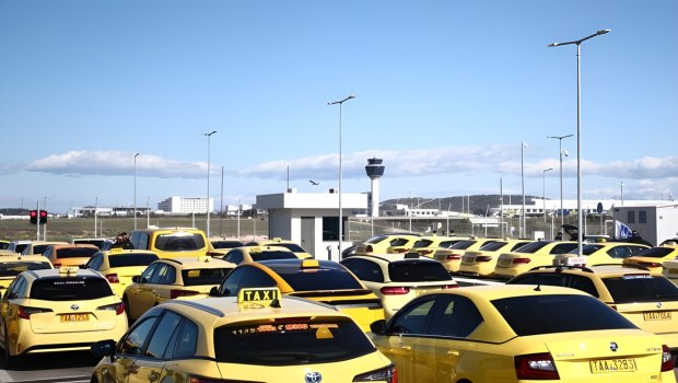 Κλιμακώνουν τις κινητοποιήσεις τους οι οδηγοί ταξί - Αύριο η μεγάλη πορεία προς το Μαξίμου