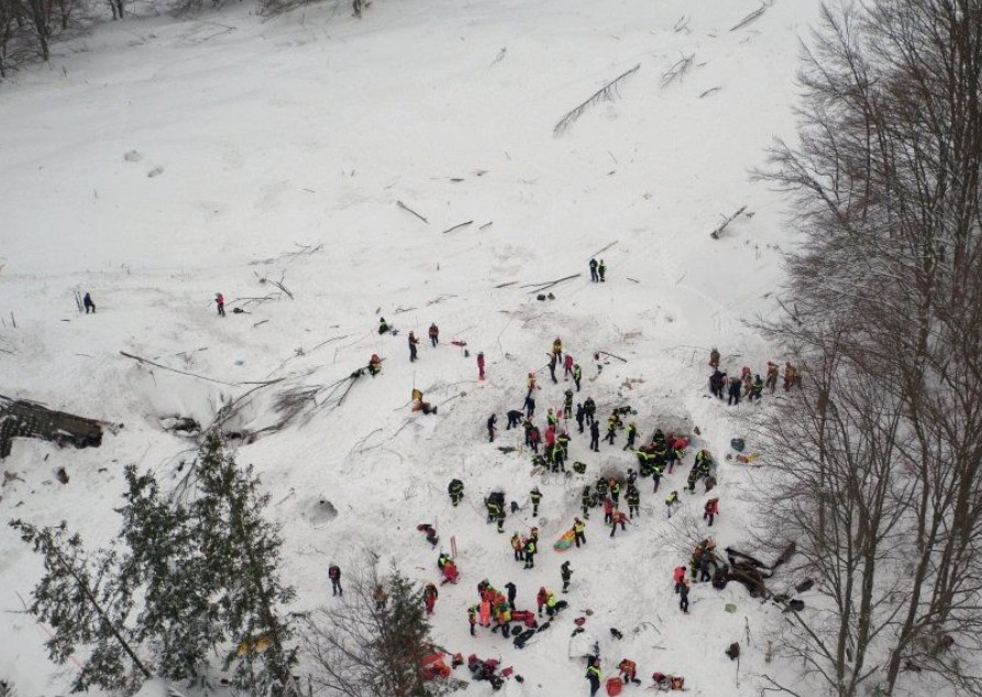 Μέσα σε λευκή κόλαση: Πώς η χιονοστιβάδα «κατάπιε» ολόκληρη οικογένεια στις Άλπεις – Το σοκαριστικό βίντεο από τη στιγμή