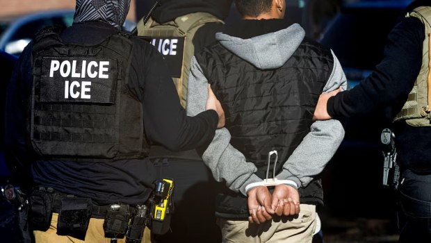 Η κυβέρνηση Τραμπ διευρύνει τις εξουσίες της ICE - Έχει πλέον δικαίωμα να συλλαμβάνει πρόσφυγες