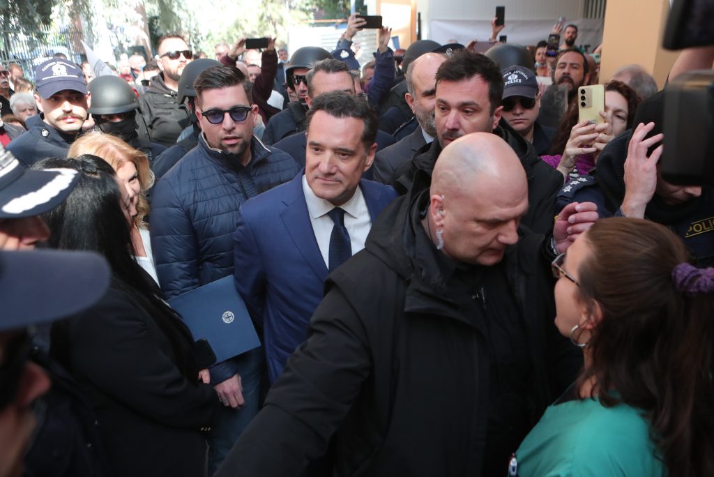 Νοσοκομείο Νίκαιας: Πιάστηκαν στα χέρια νοσηλευτές και αστυνομικοί, συνελήφθη γιατρός – «Κινδύνευσα» λέει ο Γεωργιάδης