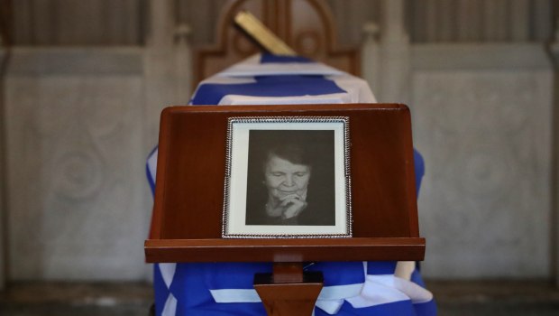 Σε λαϊκό προσκύνημα η σορός της Ελένης Γλύκατζη Αρβελέρ - Δείτε live