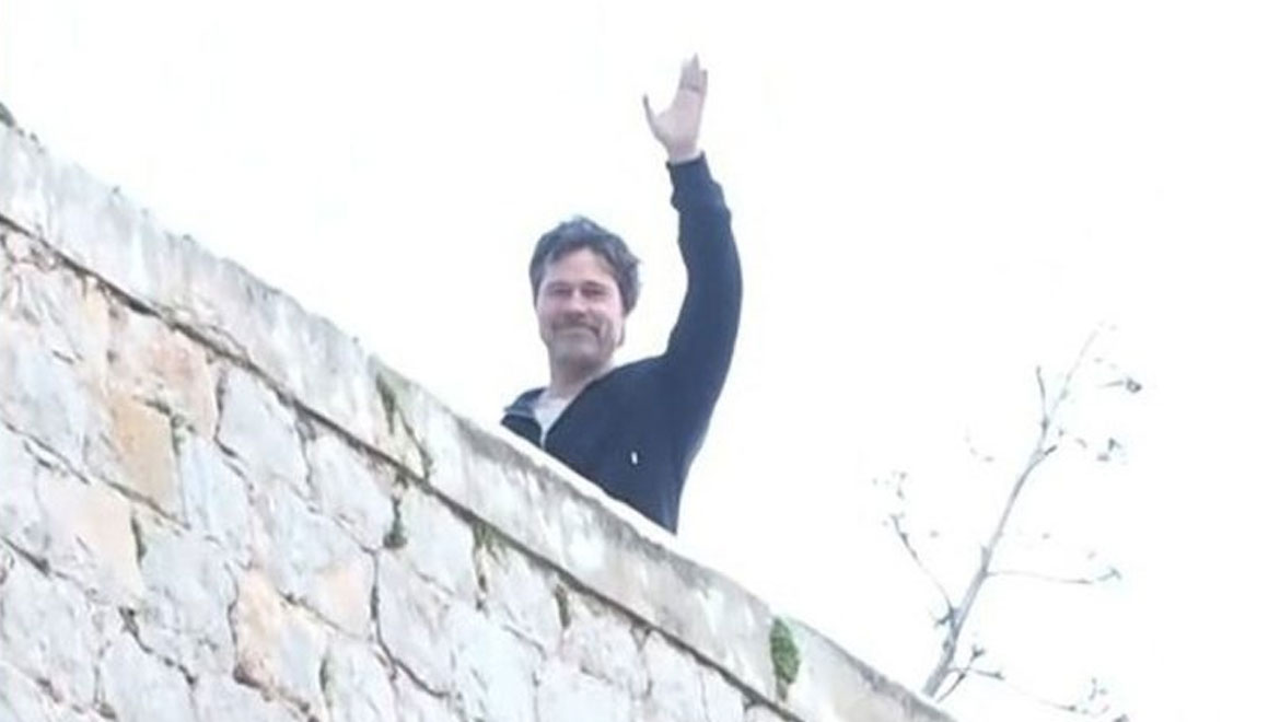 Brad Pitt: Η απίστευτη στιγμή που χαιρετά live την κάμερα του «Πρωινού» από το λιμάνι της Ύδρας